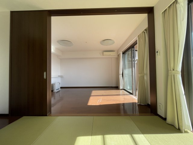 中古マンション　レジーア並木　9階　大島小・第五中の居間・リビング|リビングと洋室の間にある3枚扉を閉めて使用も出来ます。天井まである大きなハイドアはスタイリッシュで高級感がありますね♪