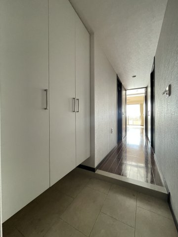 中古マンション　レジーア並木　9階　大島小・第五中の玄関|玄関を開けると大きなシューズボックス♪家族みんなの靴をすっきり収納。ブレーカーも収納されております。
