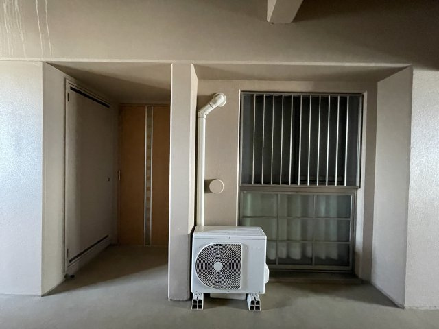 中古マンション　レジーア並木　9階　大島小・第五中の玄関|エレベーターを降りるとすぐお部屋の玄関が見えます。ダブルロックキー、窓格子にて防犯性も◎