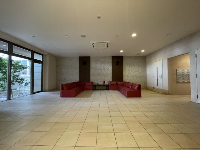 中古マンション　レジーア並木　9階　大島小・第五中のロビー|ロビーにはモダンな赤いソファが設置されております。ぜひ一度見にいらしてください(^^)/