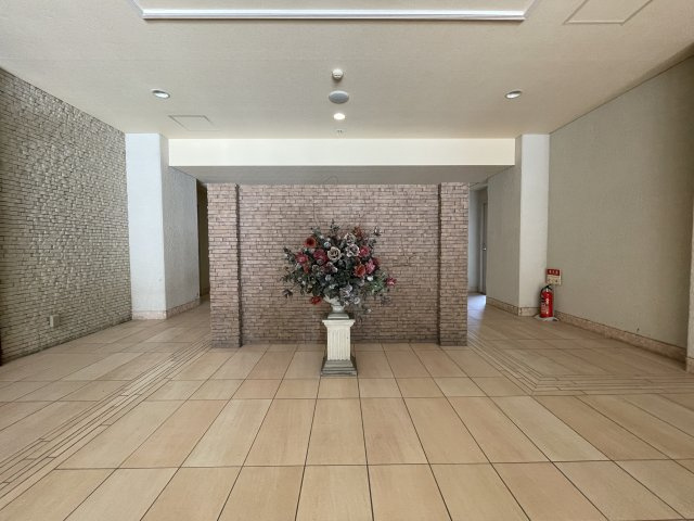 中古マンション　レジーア並木　9階　大島小・第五中|エントランスと共有部は管理人がいつも丁寧に清掃している為とても綺麗で清潔感があります。毎日出入りで通る空間、気持ち良いエントランスです！