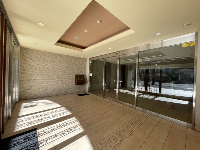 中古マンション　レジーア並木　9階　大島小・第五中のエントランス|オートロック付きで高級感のあるエントランス。日々の帰宅も常に気持ちよく。