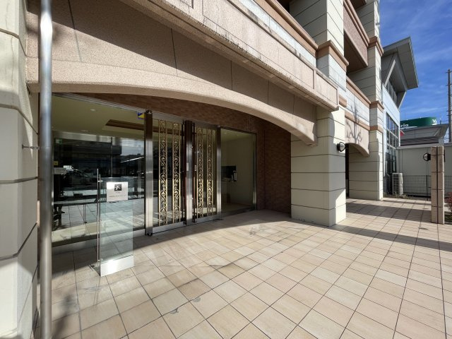 中古マンション　レジーア並木　9階　大島小・第五中のエントランス|丸みを帯びて優しい雰囲気もありつつ、重厚感を感じるエントランス。買い物やアクセスの利便性も良く、年齢を重ねてもいつまでも安心してお住まい頂けるマンションです。