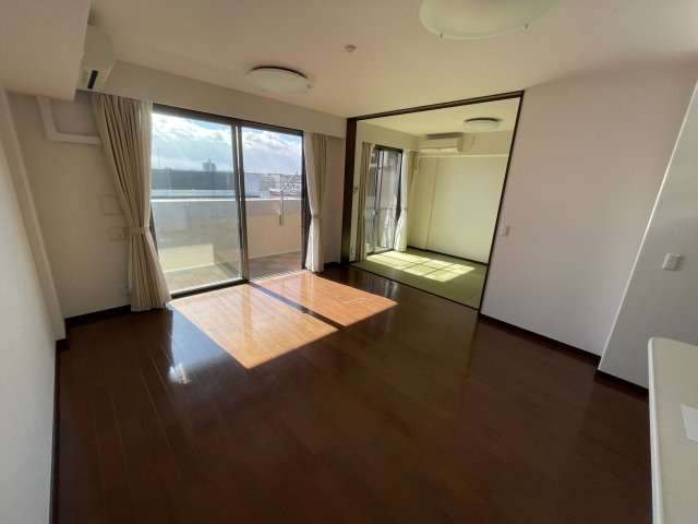 中古マンション　レジーア並木　9階　大島小・第五中の居間・リビング|南向きのリビングダイニング約11.6帖に面する大きな掃き出し窓があり日中は明るく気持ちよくお過ごし頂けます(^^)/