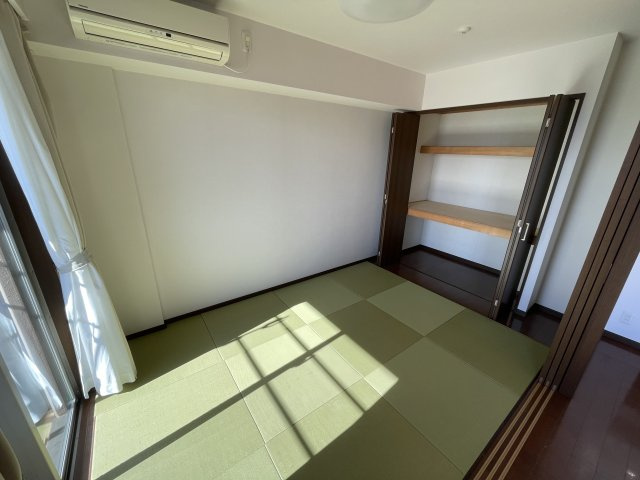 中古マンション　レジーア並木　9階　大島小・第五中の和室|畳が置いてありますが洋室となっております。畳は簡単に取り外す事が出来るので、洋室としても和室としてもお好きにご利用頂けます。