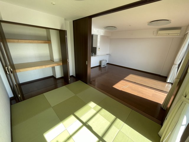 中古マンション　レジーア並木　9階　大島小・第五中の和室|リビングと洋室の間にある3枚扉は壁面へ収納できる為、扉を開放してリビング一体の広い空間として利用できます。