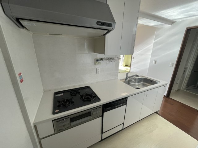 中古マンション　レジーア並木　9階　大島小・第五中のキッチン|食洗器付きの対面キッチン。白いキッチンは清潔感があります。