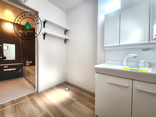 糸島市潤1丁目第2-1棟（1号棟）　の脱衣所|ゆとりの洗面スペースで朝の身支度もスムーズに。暮らしを快適に変えるシャワー付洗面台です！