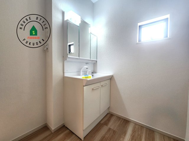 糸島市潤1丁目第2-1棟（1号棟）　の独立洗面台|毎日使うものだから清潔な空間を保ちたい水回り。洗面にはそんな願いを解消させてくれる収納アイデアが満載です。三面鏡の裏側にはキャビネットが現れ小物から背の高い物まで収納できます。