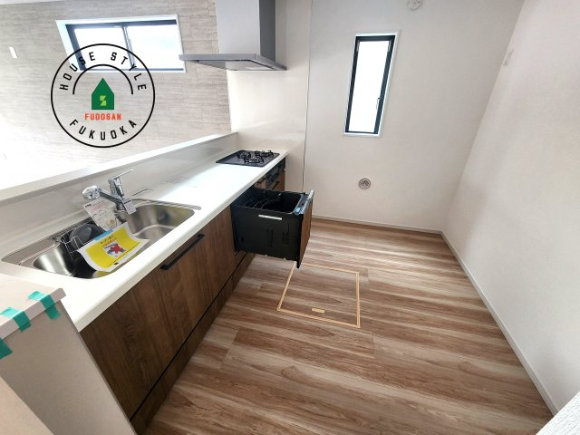 糸島市潤1丁目第2-1棟（1号棟）　のキッチン|ダイニングテーブルへの配膳がラクラク、お料理はかどるカウンター付きシステムキッチン！