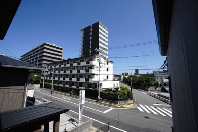 【展望】 | 【リフォーム済】吉島新町二丁目戸建 | 【眺望】
四季折々の眺望とはいきませんが、住宅街にある為
周りの建物も低く、青空をのぞむことができます！
また、陽ざしや風通しもたっぷり感じられる、
心地よい開放感が魅力のバルコニーです。
