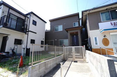 【外観】 | 【リフォーム済】吉島新町二丁目戸建 | 【外観】
令和元年築とは思えないほど
手入れが行き届いた綺麗な外観。
落ち着きある外壁カラーで
街並みにも自然に馴染みます。
道路から一歩奥まった立地で、
人目も気にせず静かに暮らせそう。