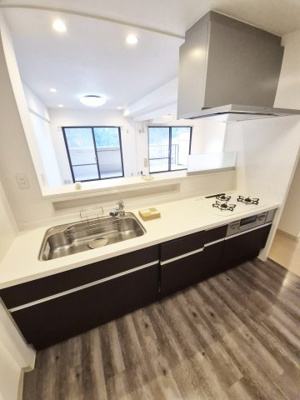 【キッチン】 | サンシティ桂坂壱番館 | 食洗器付きシステムキッチン、天板は人工大理石仕様