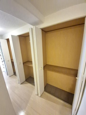 【内装】 | サンシティ桂坂壱番館 | 廊下に大きな収納スペース豊富