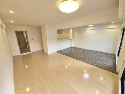 【居間・リビング】 | サンシティ桂坂壱番館 | 元々あった和室を無くし、リビングとして拡張されています♪