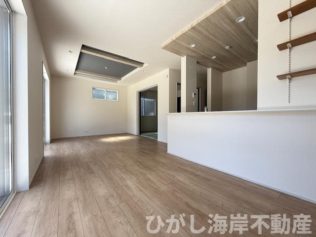 平塚市達上ヶ丘　新築戸建　全2棟の居間・リビング|16.6帖　折上天井付LDK