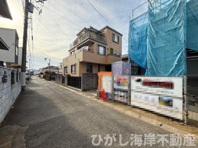 平塚市達上ヶ丘　新築戸建　全2棟の前面道路含む現地写真|11月17日撮影　建築中　現地外観