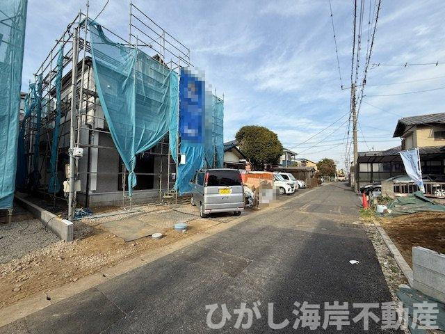 平塚市達上ヶ丘　新築戸建　全2棟の前面道路含む現地写真|11月17日撮影　建築中　現地外観