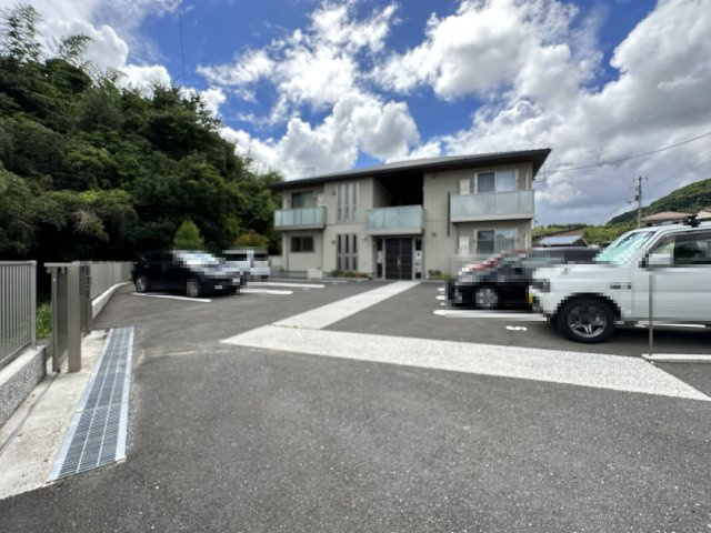 シャーメゾン 四季彩の駐車場