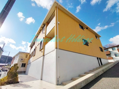 【外観】 | モナヴェールⅢ | 一段上がっているので1階でも安心