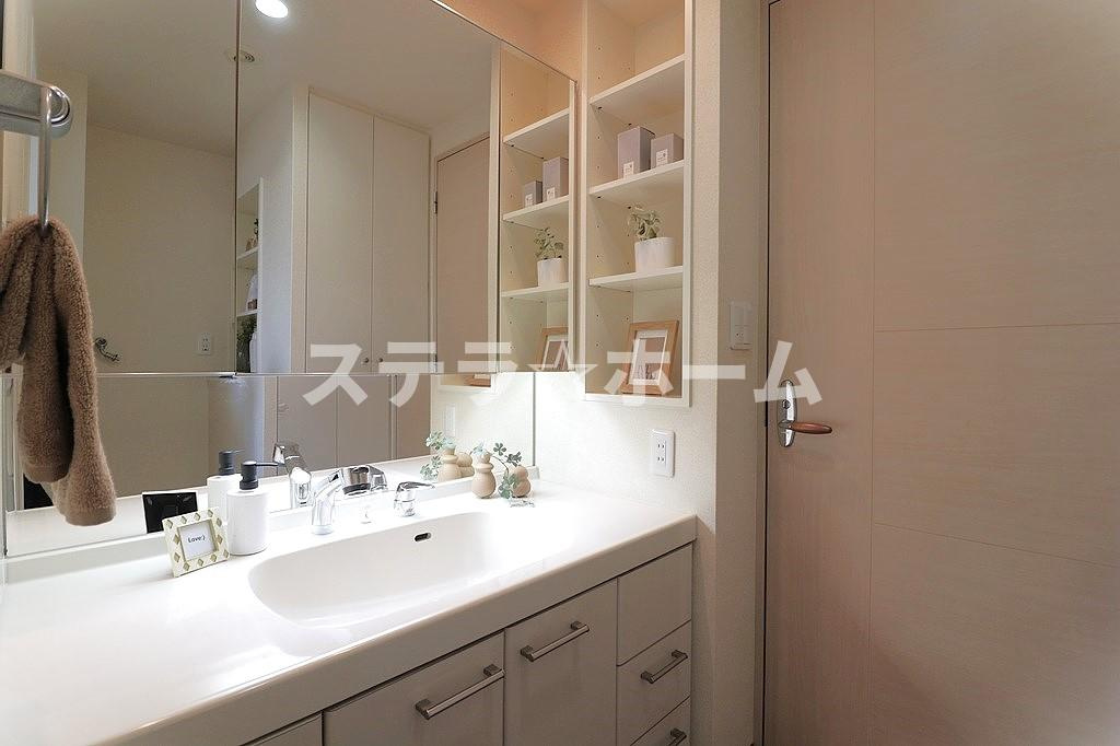 くずはタワーシティT棟の独立洗面台|独立洗面台あり、毎朝おしゃれに忙しい女性の方におすすめです