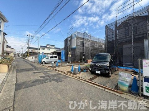 平塚市田村8丁目　新築戸建　全3棟の前面道路含む現地写真|2月12日撮影　建築中　現地外観