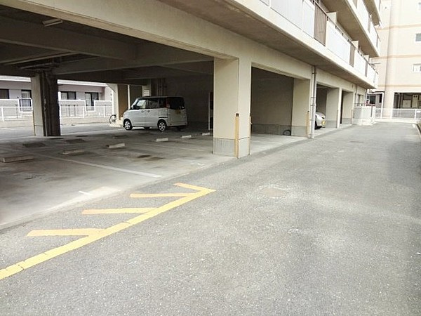 サンライズ津福の駐車場