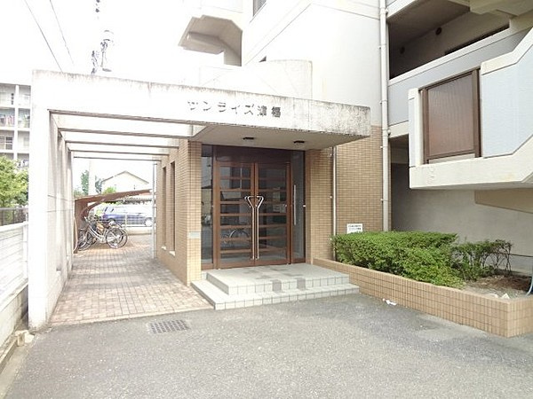 サンライズ津福のエントランス