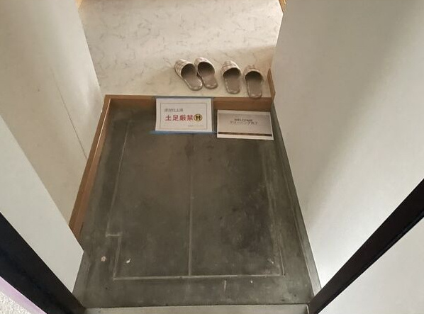 香里三井団地A6棟の玄関|収納もある玄関です