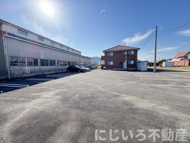 ヨーロピアンシャレ―サンモールの駐車場