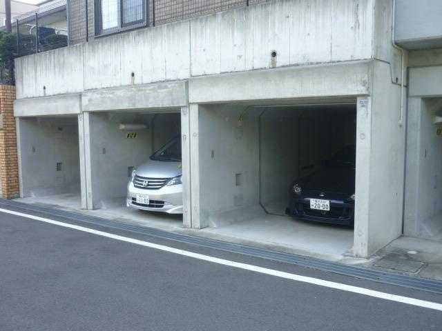 アムールの駐車場