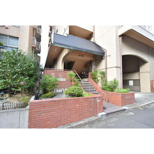 小寺ハイツのエントランス