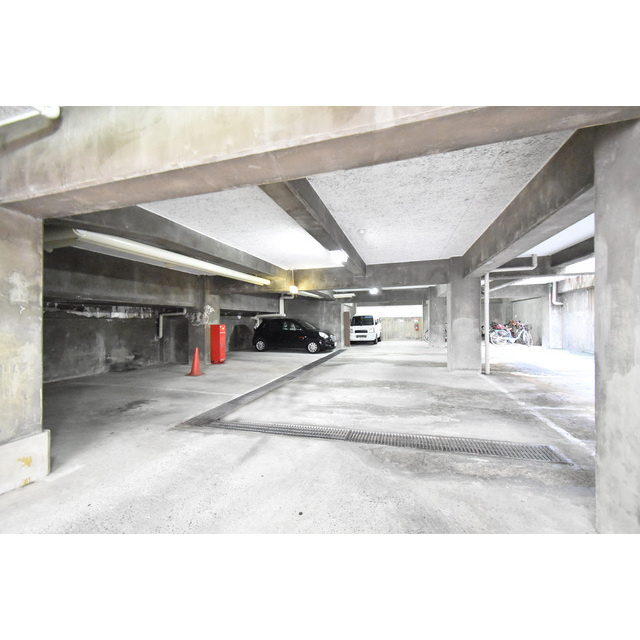 小寺ハイツの駐車場