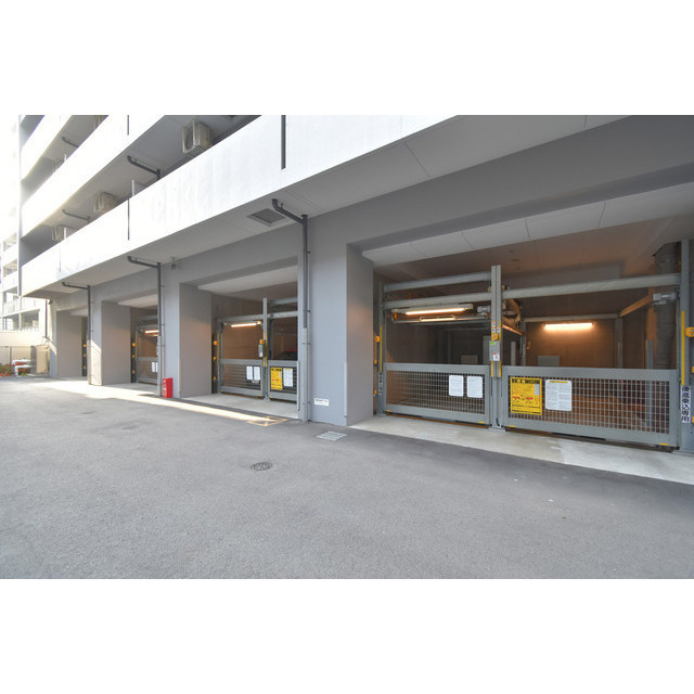 アドバンス江坂ラシュレの駐車場