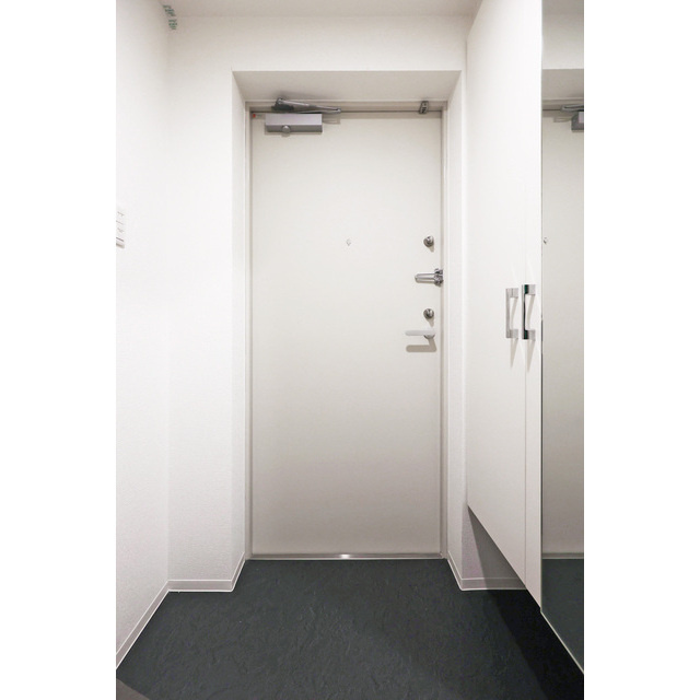 アドバンス江坂ラシュレの玄関