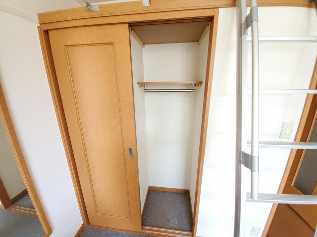 レオパレス青葉丘の内装|ウォークインクローゼットです。