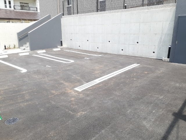 ラ・ルミエールの駐車場