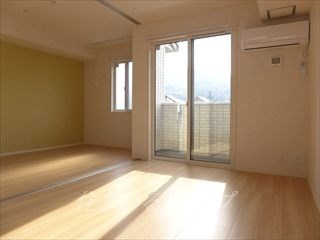 広島市安佐北区口田南２丁目のアパートの居間・リビング|エアコン付き