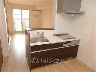 広島市安佐北区口田南２丁目のアパートのキッチン|ＩＨ３口コンロ・床下収納付き