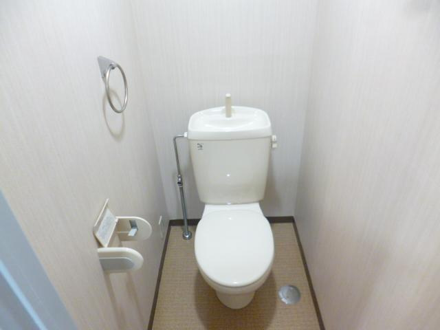 ロイヤルコートムラタ2のトイレ|落ち着いた色調のトイレです