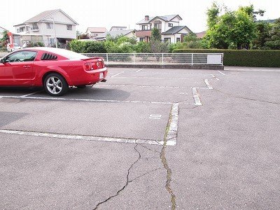 ヒロパレスの駐車場|車をお持ちの方に嬉しい駐車場付きの物件です