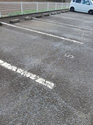 ヴァン・デールＡの駐車場|車をお持ちの方に嬉しい駐車場付きの物件です