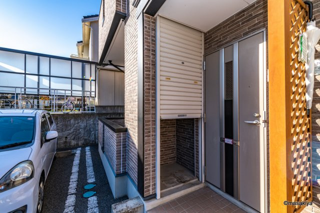 ミ・カサ・こまくさのエントランス|物置きスペース