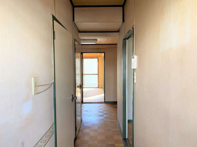 昭和ハイツ三千鶴のエントランス|ゆとりのあるエントランスです