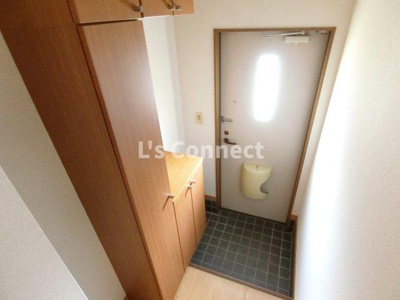 【玄関】 | ＶＩＶＡＣＥ雷神Ｃ棟 | 背の高い下駄箱で靴も収納できます。