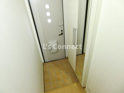 【玄関】 | ソレイユ | 背の高い下駄箱には鏡付きで身だしなみチェック。