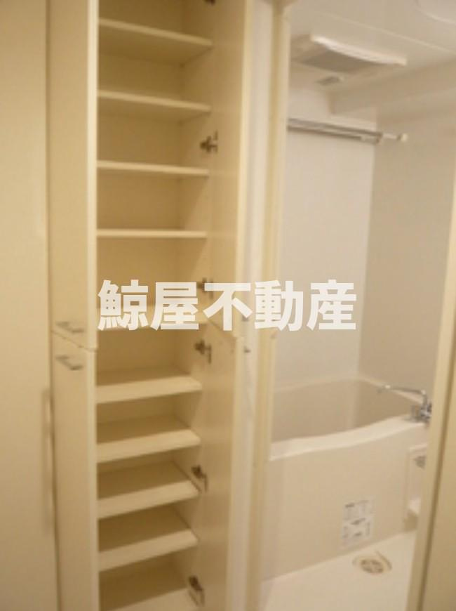 アーク銀座京橋の浴室|便利な収納スペースです