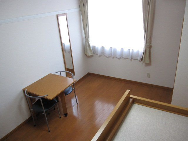 レオパレススペラーレの居間・リビング|1階はフローリング、2階はじゅうたんです。