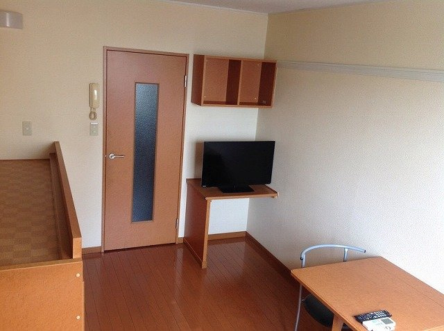 レオパレススペラーレの居間・リビング|1階はフローリング、2階はじゅうたんです。