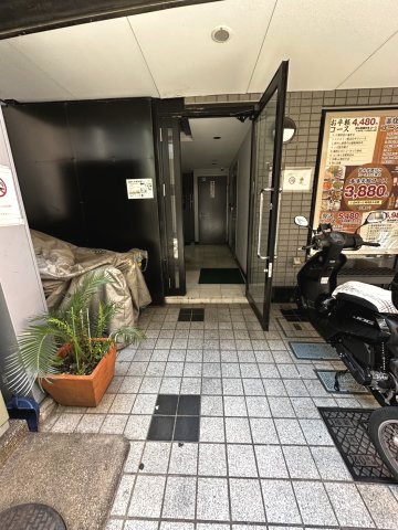 豊強ビルのエントランス